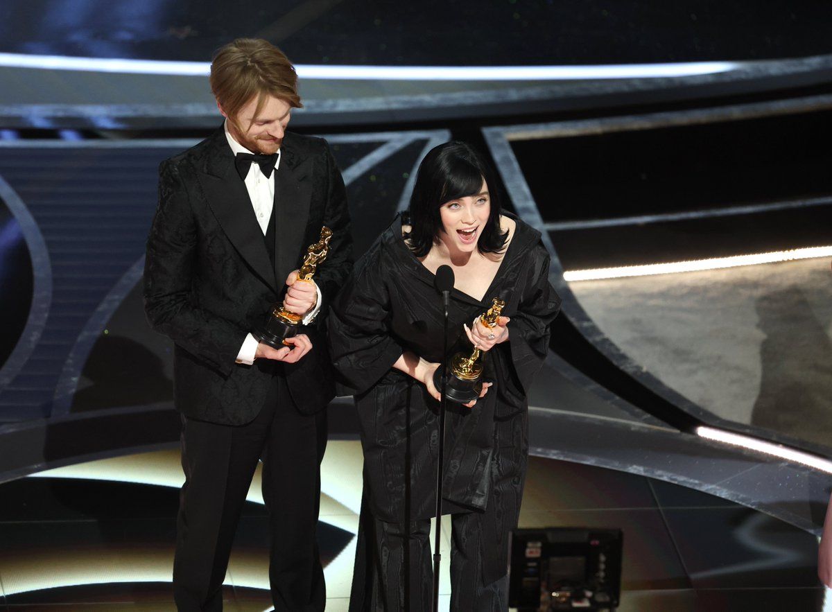 Penyanyi Billie Eilish dan kakaknya, Finneas berhasil memenangkan Best Original Song di Oscar 2022 berkat Ost. No Time To Die.