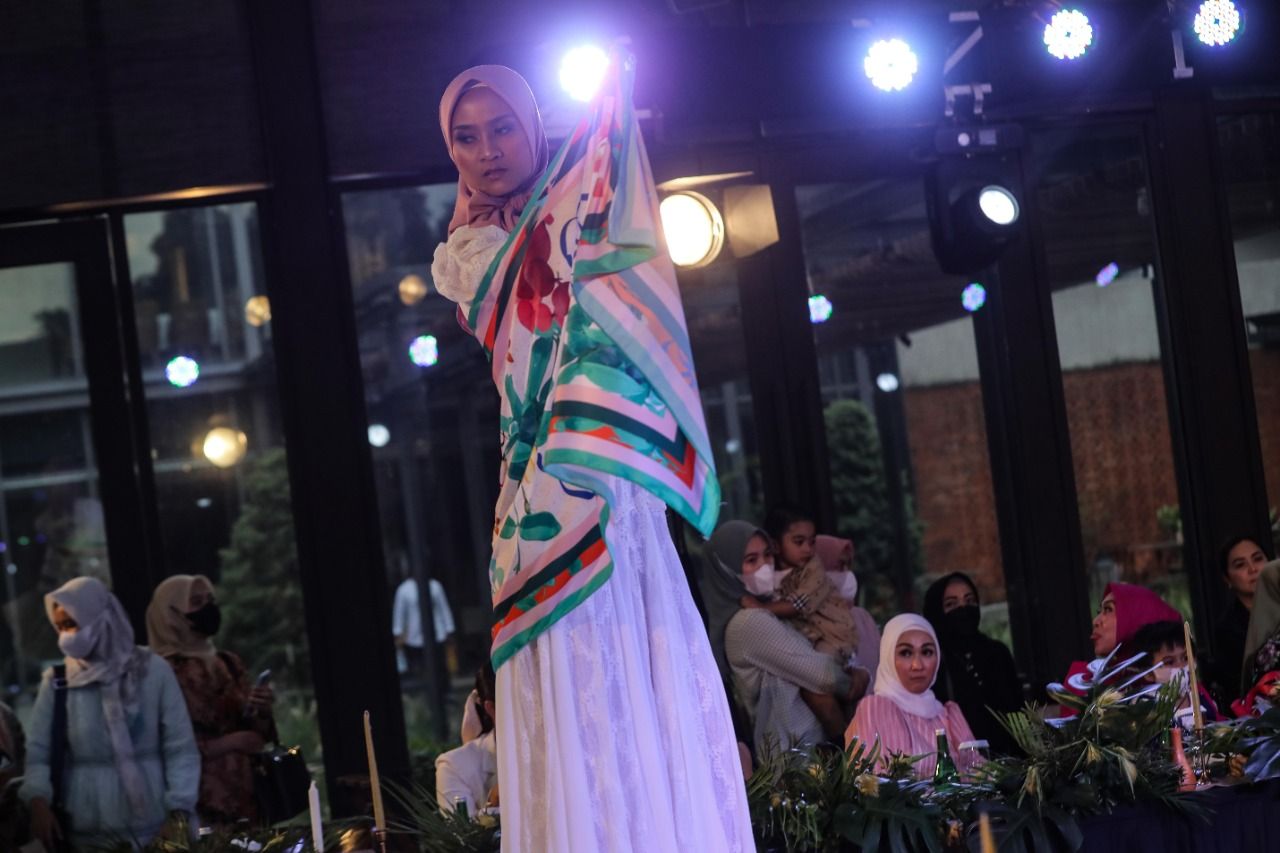Sroja merilis enam scarf yang jadi koleksi perdana mereka. Punya kesan elegan dan modern, berikut penjelasannya!