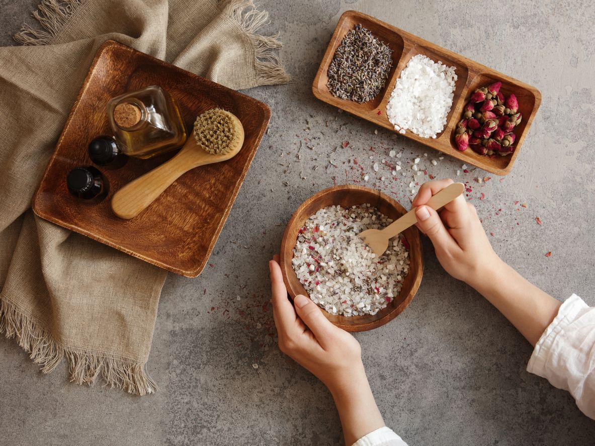 Bisa membantu mengatasi berbagai permasalahan kulit, ini sejumlah resep DIY body scrub yang bisa dicoba.