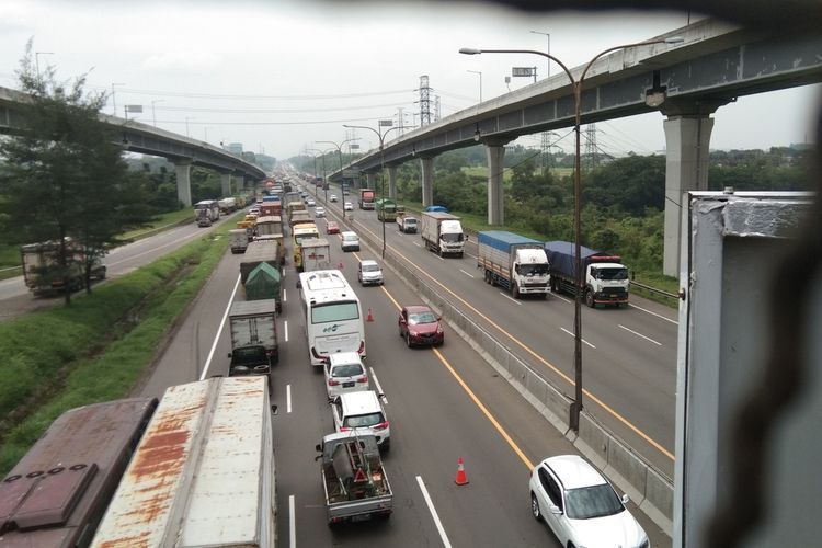 Kawan Puan, mulai hari ini, Jumat (1/4/2022) tilang elektronik di tol telah diberlakukan oleh Polda Metro Jaya. Ini penjelasan selengkapnya.