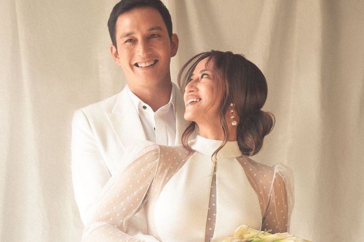 Pasangan artis Mike Lewis dan Janisaa pradja telah melangsungkan pernikahannya pada Rabu (30/3/2022). Ini perjalanan cinta mereka.