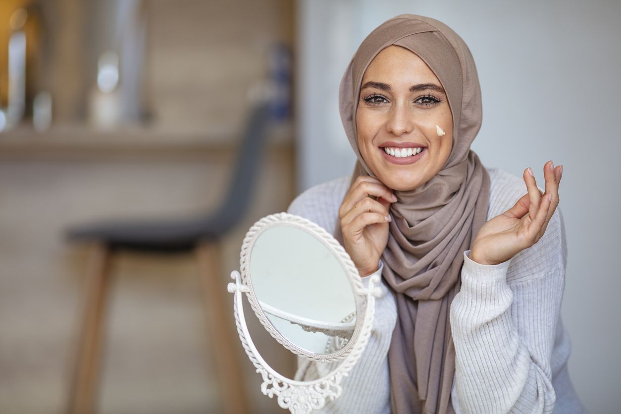 Agar kulit tetap lembap selama berpuasa, cobalah pakai produk skincare yang mengandung salah satu bahan berikut ini.