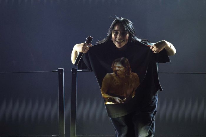 Penyanyi Billie Eilish memberi penghormatannya pada mendiang drummer Foo Fighters, Taylor Hawkins, di Grammy Awards, Minggu (3/4/2022) waktu setempat.