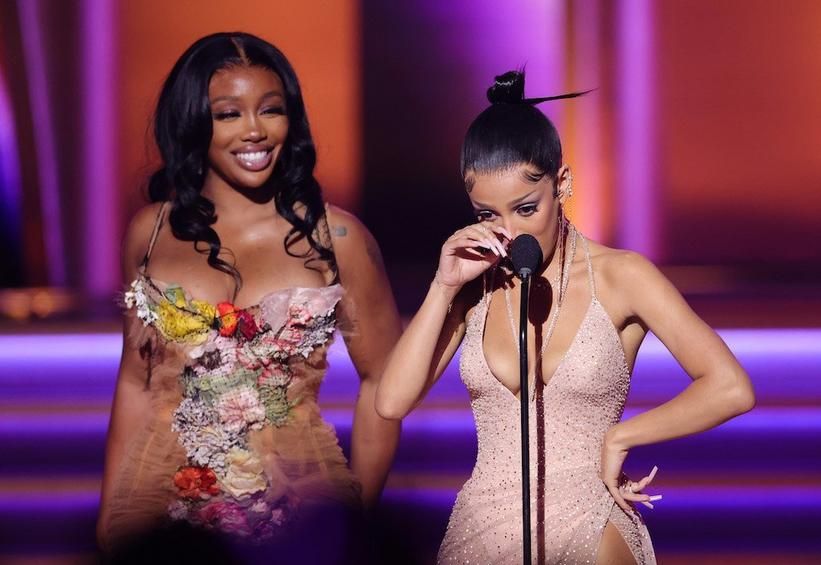 Doja Cat dan SZA, pasangan duet di lagu Kiss Me More berhasil memenangkan Grammy Awards 2022 pada Minggu, (3/4/2022), waktu setempat.