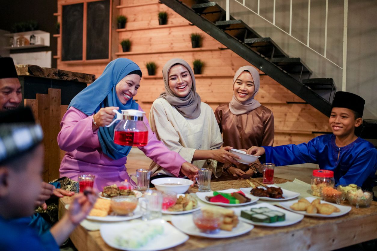 Kolesterol tinggi dapat memicu gejala seperti kesemutan hingga mudah lelah. Dengarkan tubuhmu, berikut ini 5 penyebab kolesterol tinggi saat puasa.