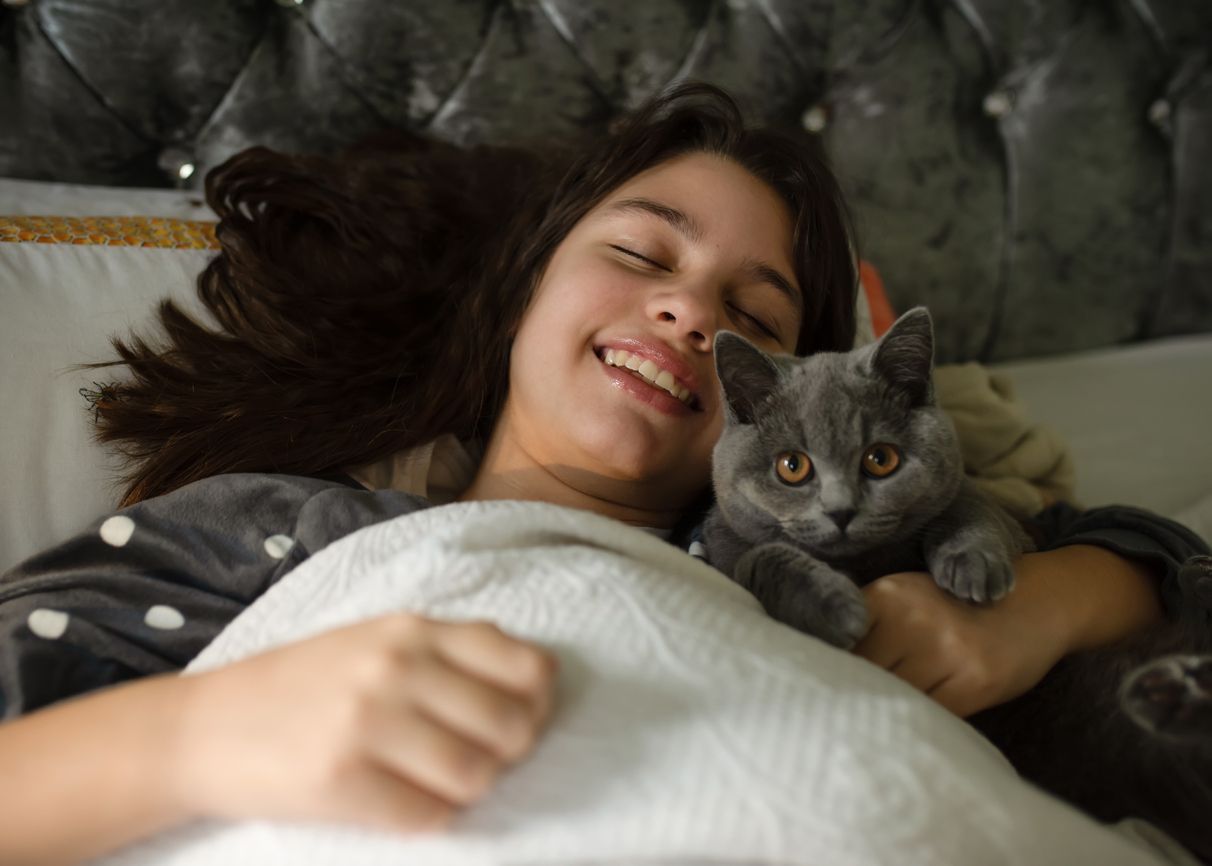 Ada perilaku unik kucing seperti membangunkan pemiliknya. Lantas, apa maksud mereka berperilaku demikian? Yuk, cari tahu jawabannya!