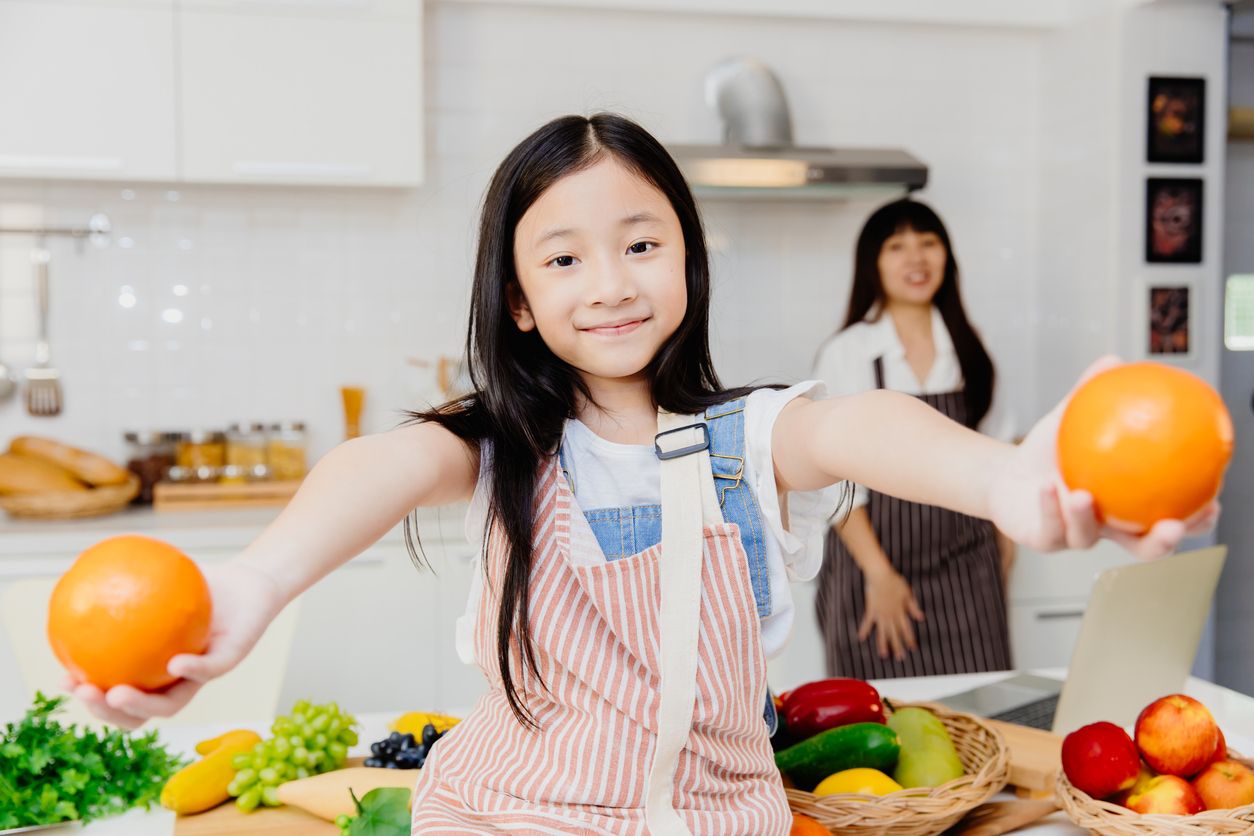 Mendapati anak terlalu banyak makan saat berbuka akan membawa pengaruh buruk pada kesehatannya. Lantas apa yang bisa kamu lakukan?