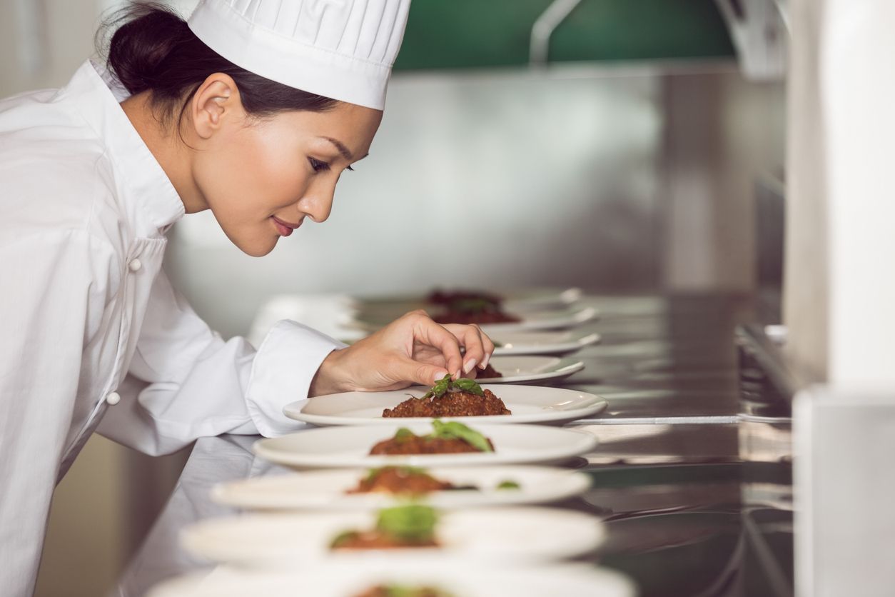 Kamu suka makan dan hobi masak? Inilah 5 jurusan kuliah yang cocok untuk jadi pilihanmu. Tidak hanya jurusan tata boga, lho!