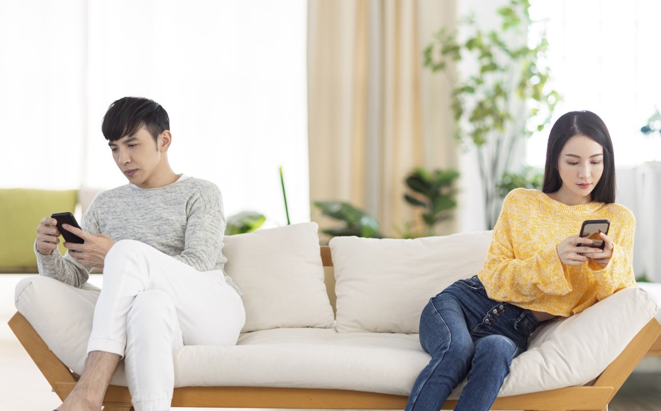 Perempuan menikah yang telah berjalan tahunan tentu pernah merasa jenuh dalam hubungan. Simak alasannya!