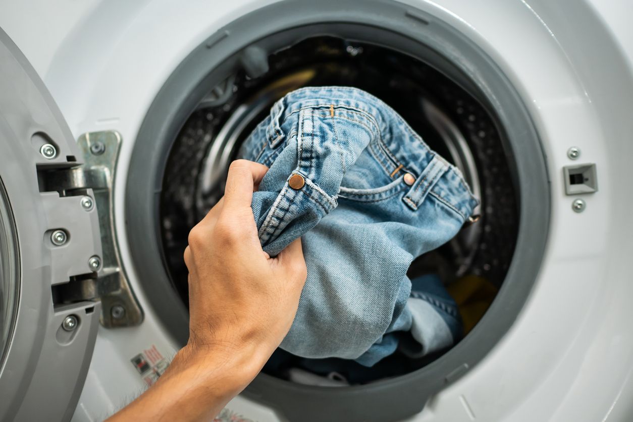 Ada banyak hal yang membuat anggaran listrik membengkak, salah satunya cara mencuci hingga menyetrika baju yang salah. Yuk, intip triknya!