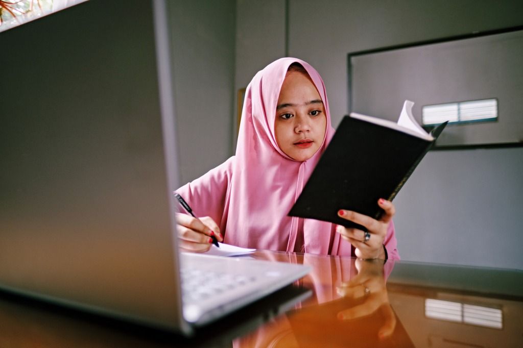 Ingin memasarkan produk di Shopee? Cobalah memanfaatkan fitur-fitur yang ada untuk tingkatkan penjualan. Yuk simak apa saja!