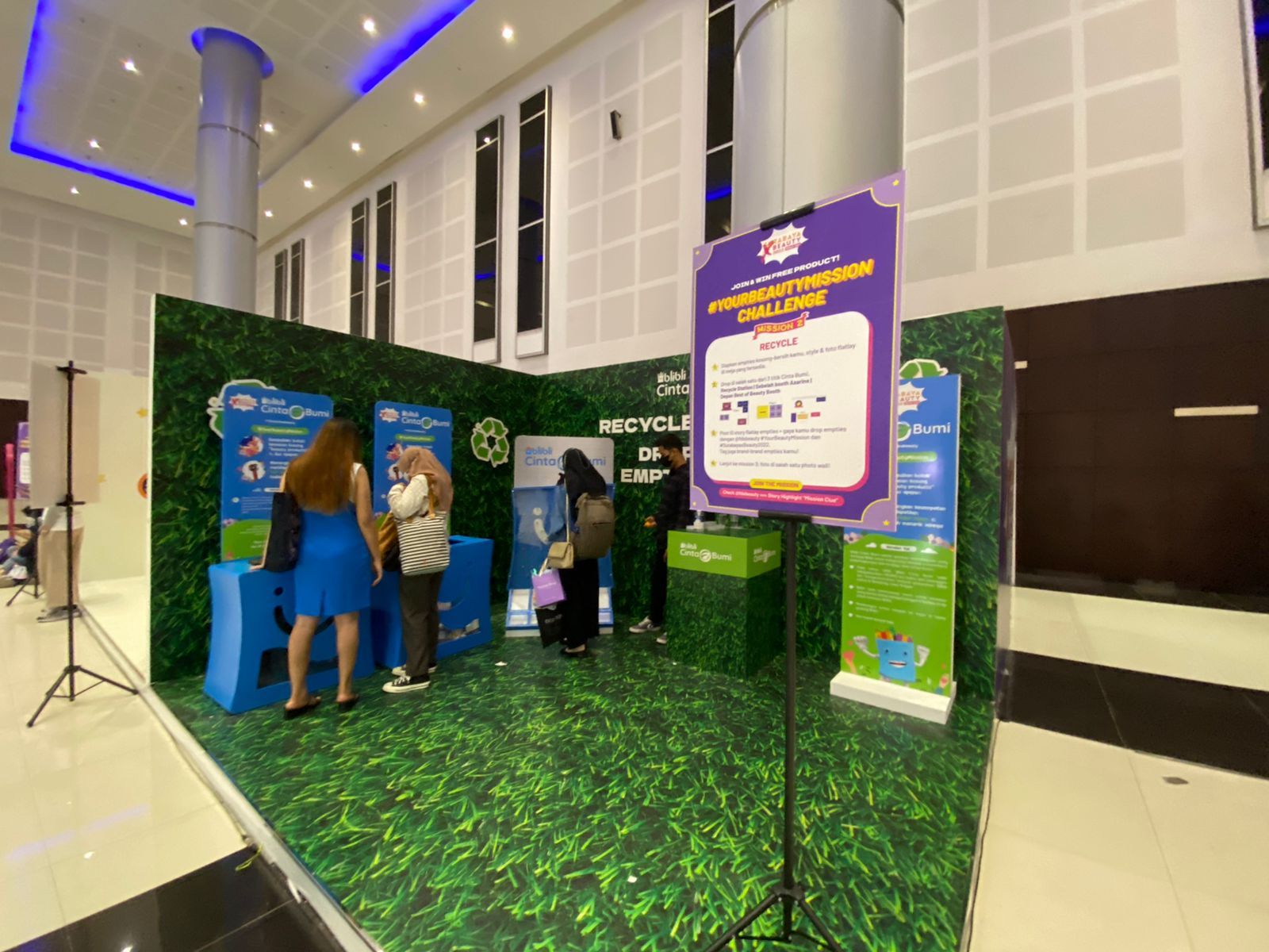 Blibli mengumpulkan 17.000 sampah kosmetik untuk didaur ulang dari acara Surabaya x Beauty dalam rangka mendukung Indonesia Net Zero Emission.
