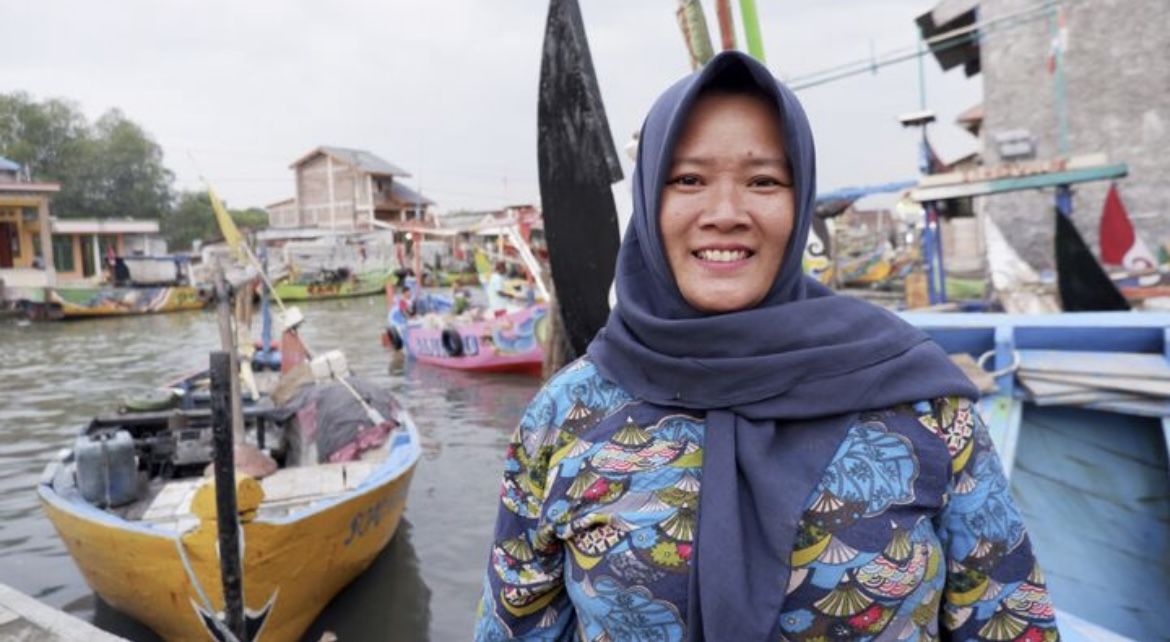 Hari Nelayan Nasional, simak kisah perjuangan Uminatus Sholikah agar perempuan nelayan bisa mendapatkan hak asuransi.