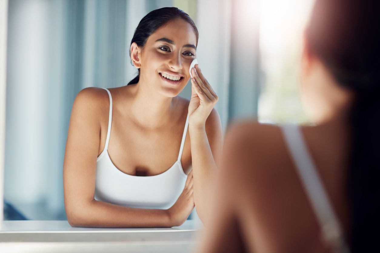 Ada banyak cara menghilangkan bruntusan di wajah, salah satunya menggunakan skincare viral di TikTok yakni exfoliating pad. Yuk, intip5  rekomendasinya!