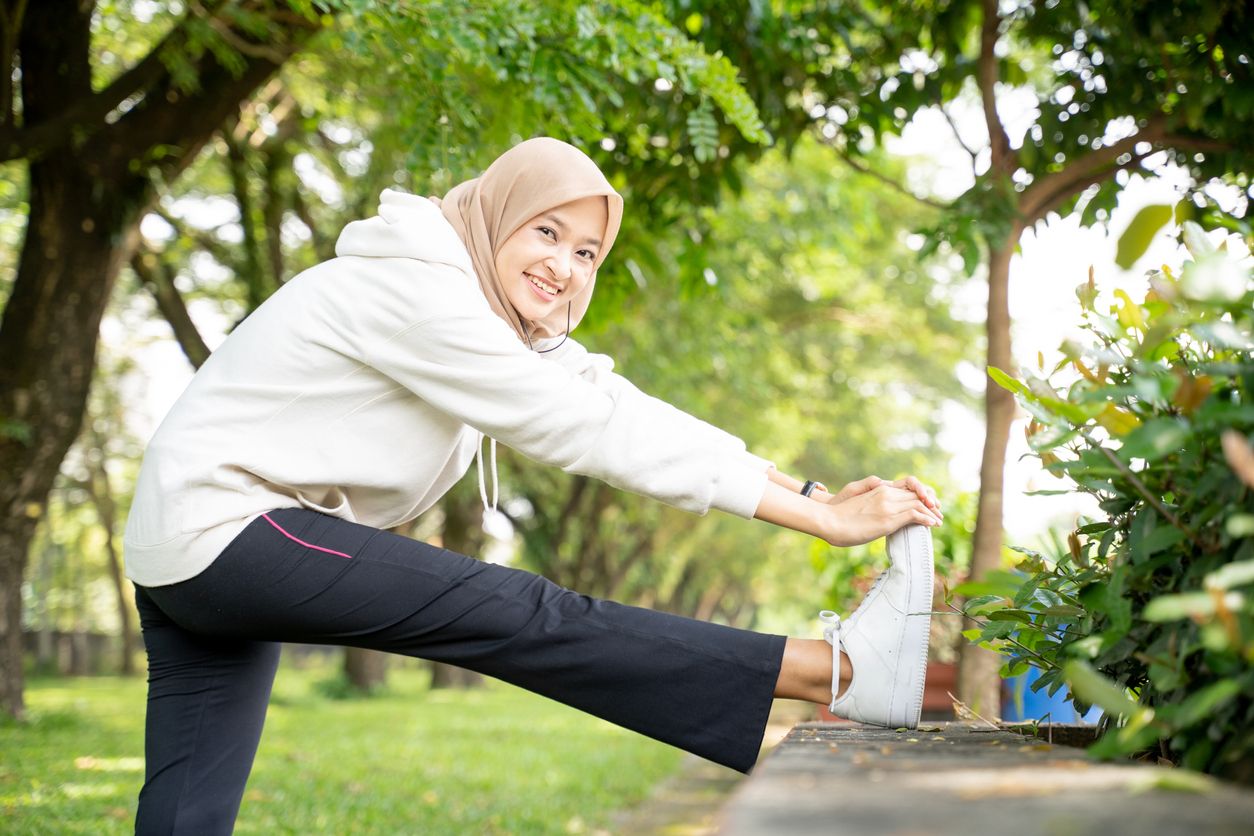 Meski tidak makan dan minum, tubuh harus tetap fit selama menjalankan ibadah puasa. Simak, begini 5 cara menjaga kesehatan tubuh saat puasa.