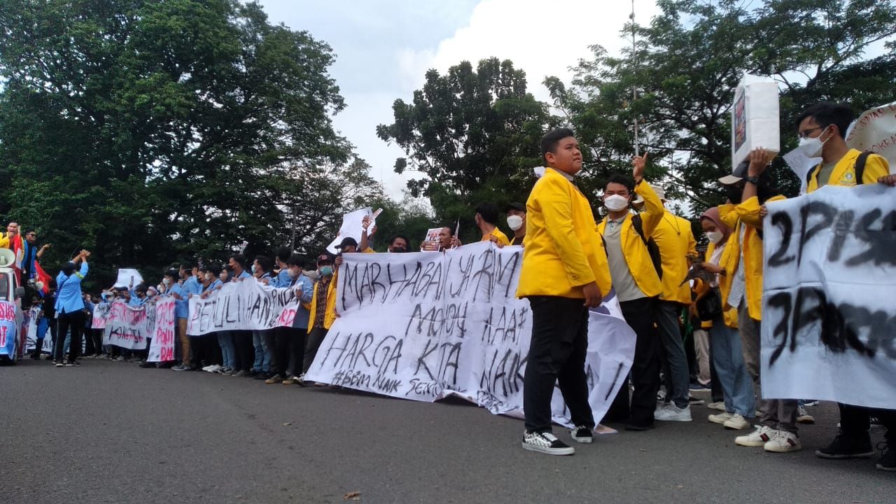 BEM SI menggelar demo di Gedung DPR/MPR RI pada hari Senin, (11/4/2022) dengan sederet tuntutan, salah satunya adalah kestabilan harga bahan pokok.