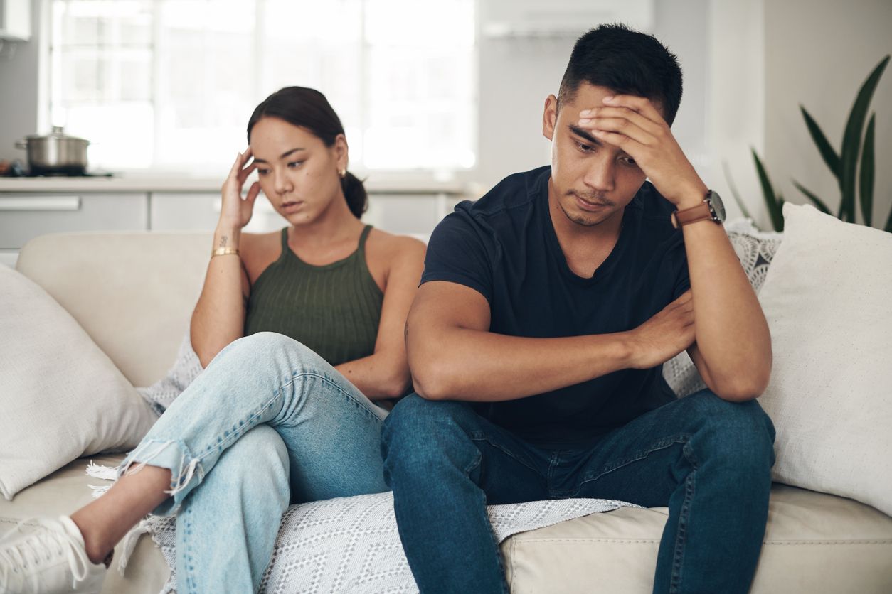 Memiliki trauma masa lalu akan sangat berpengaruh bagi kelangsungan hubungan asmara yang baru. Simak, ini tanda adanya ikatan trauma dalam hubungan.