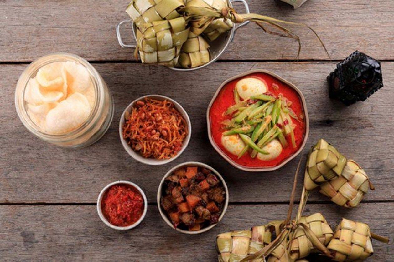 Saat merayakan Lebaran, kita cenderung makan secara berlebihan, sehingga menyebabkan berat badan naik drastis. Yuk, intip tipsnya!