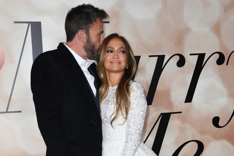 Pasangan Jennifer Lopez dan Ben Affleck kembali bertunangan untuk kedua kalinya. Hal ini diumumkan pada Sabtu (9/4/2022)!
