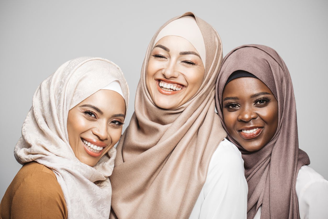 Ini lima pilihan bahan hijab anti gerah yang cocok untuk dipakai saat Lebaran untuk mendukung tampilan modis dan nyaman.