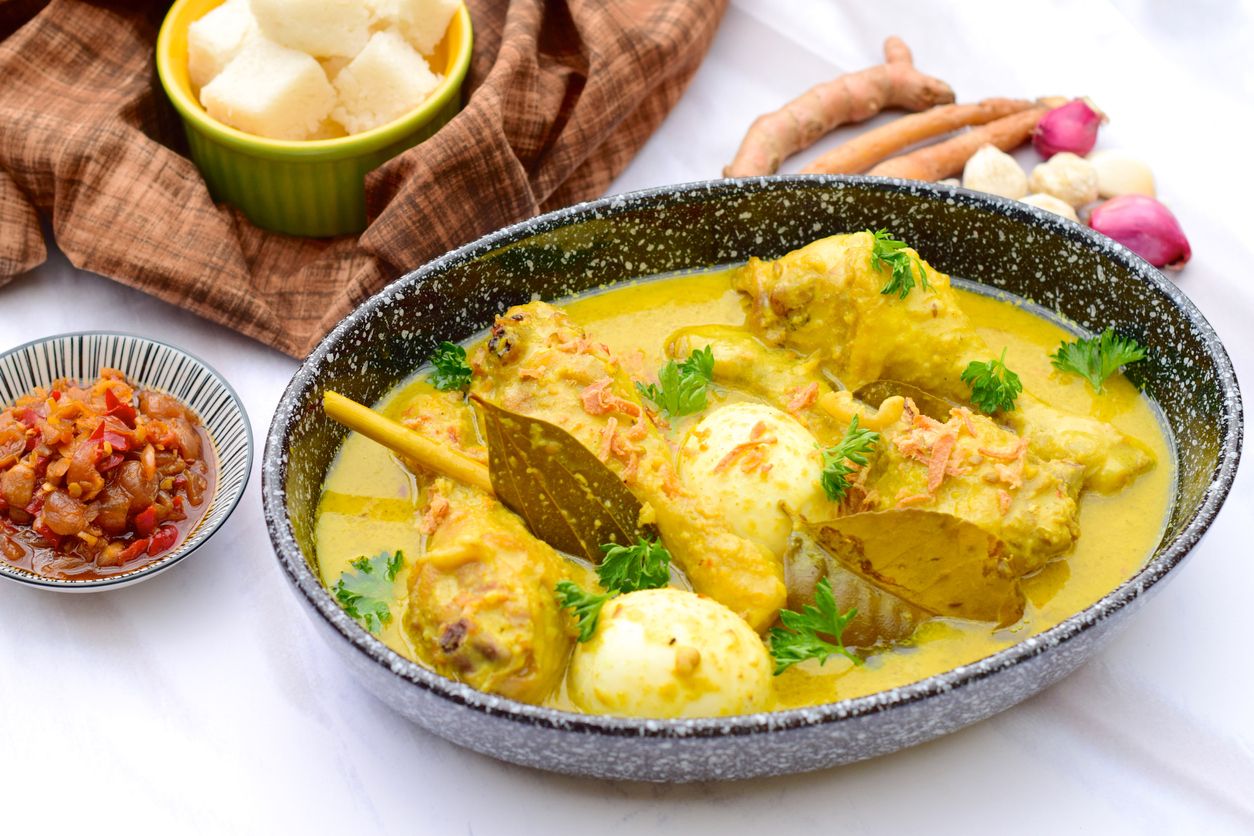 Berikut ini berbagai hidangan spesial yang selalu disajikan saat lebaran yang pastinya ada opor ayam dan ketupat.