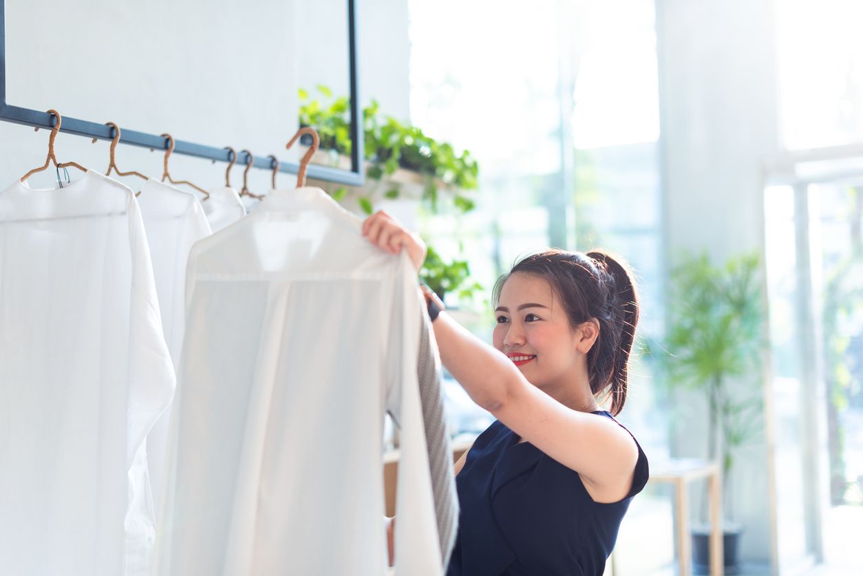 Aroma parfum yang menempel pada pakaian menjadi masalah umum yang sering terjadi.
Lalu bagaimana cara mengatasinya?