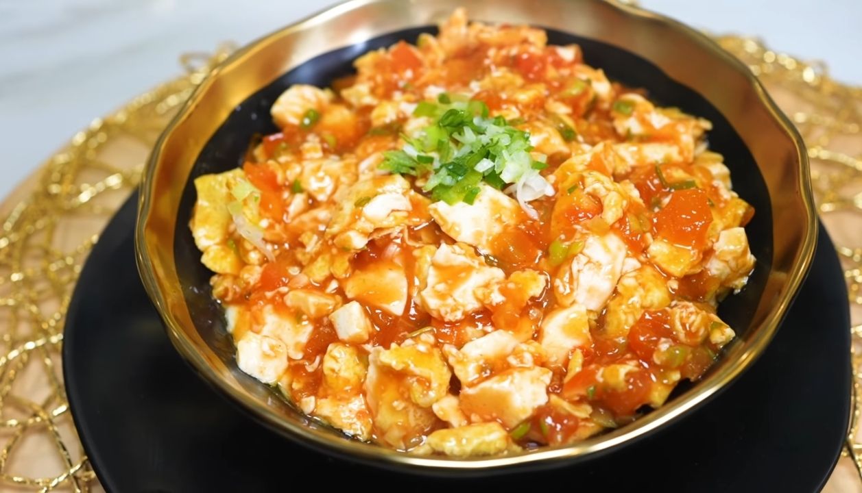 YouTuber Tasyi Athasyia membagikan tips memasak cepat nasi telur tomat yang cocok untuk sahur. Yuk, simak cara masak dan resepnya!