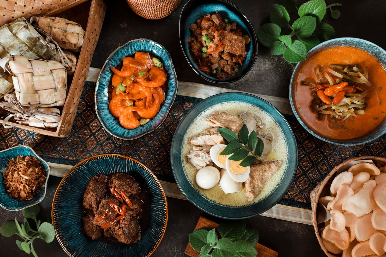 Lebaran di Indonesia identik dengan sajian kuliner bersantan yang tidak bisa dilewatkan. Agar bobot tidak naik, simak tips dari ahli gizi berikut.