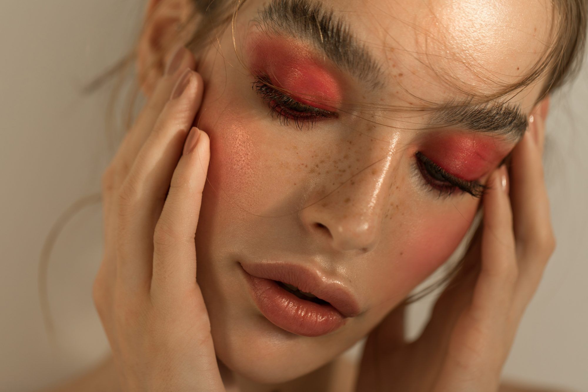 Monochromatic makeup cocok untuk Kawan Puan yang suka tampil cantik tapi enggak ingin repot merias wajah.
