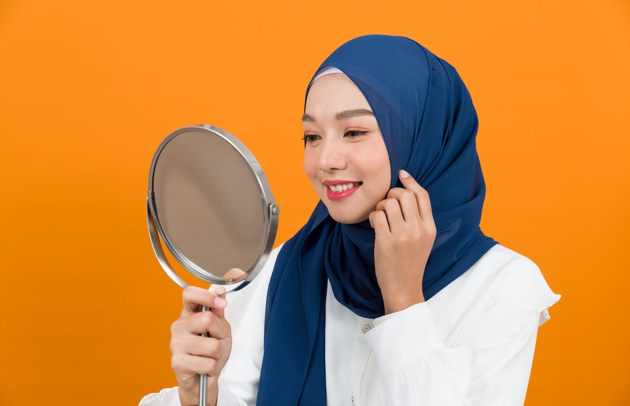 Untuk memberikan kesan natural dan fresh saat acara keluarga di hari kedua Lebaran, coba tips make up simpel ini, yuk!