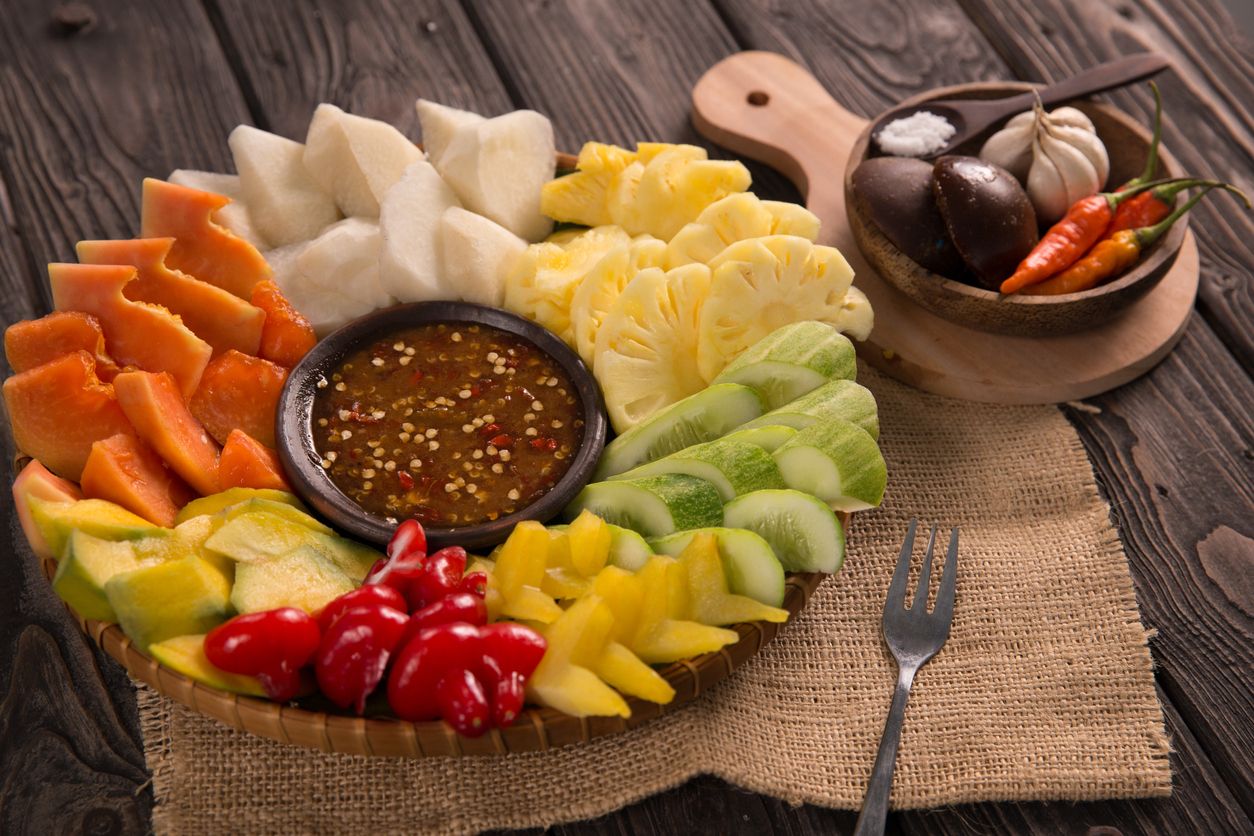 Salah satu cara memenuhi asupan nutrisi seimbang adalah konsumsi buah dan sayuran. Bosan dengan menu itu-itu aja? Yuk, simak tips dari chef ini!