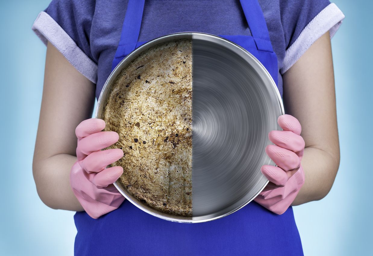 Bagian dalam panci rentan gosong karena bergesekan dengan panas api dan bahan makanan secara langsung. Simak, berikut cara membersihkannya.