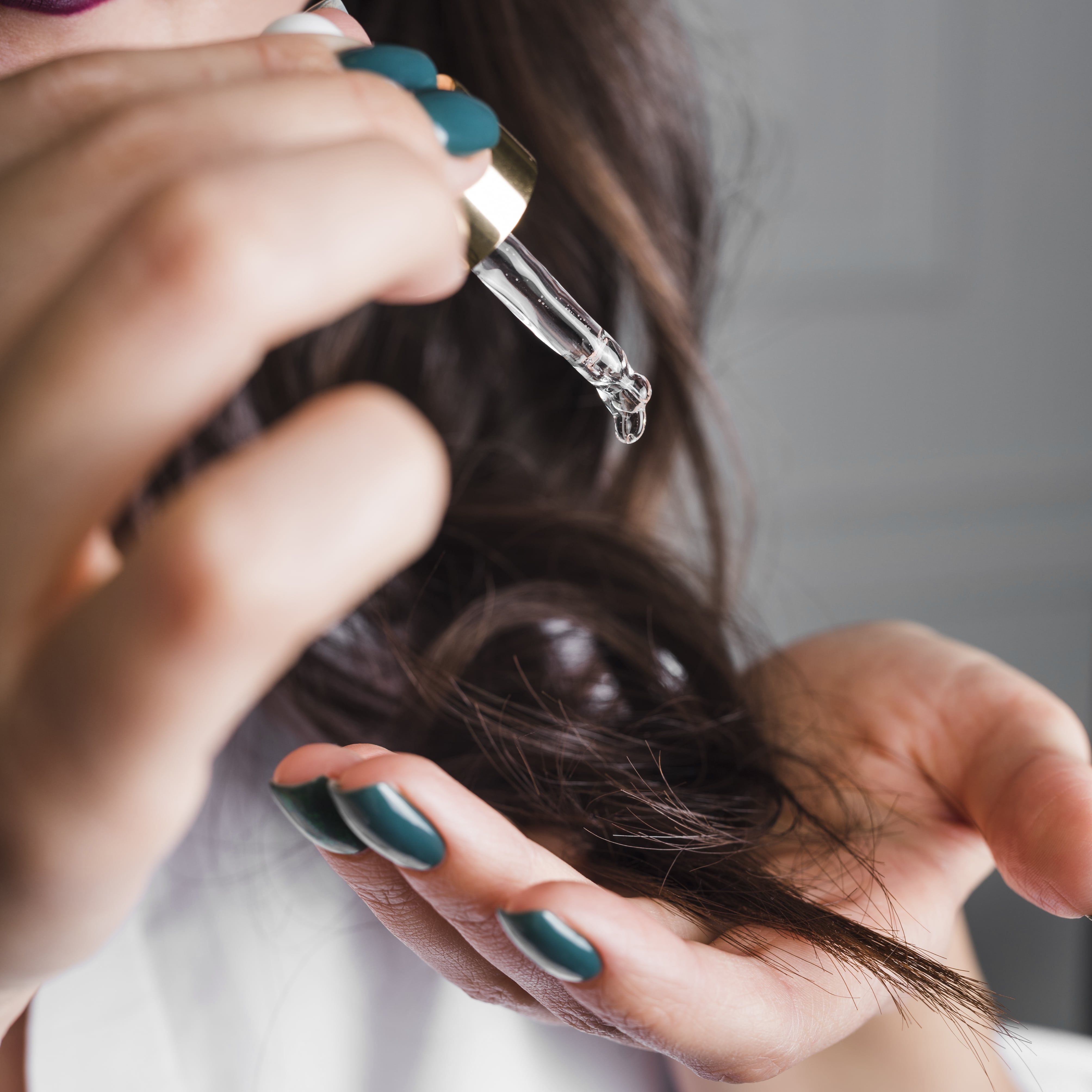 5 serum ampuh untuk perawatan rambut tipis, ada Dove, Natur Hair Serum sampai Azarine. Coba dan rasakan manfaatnya.