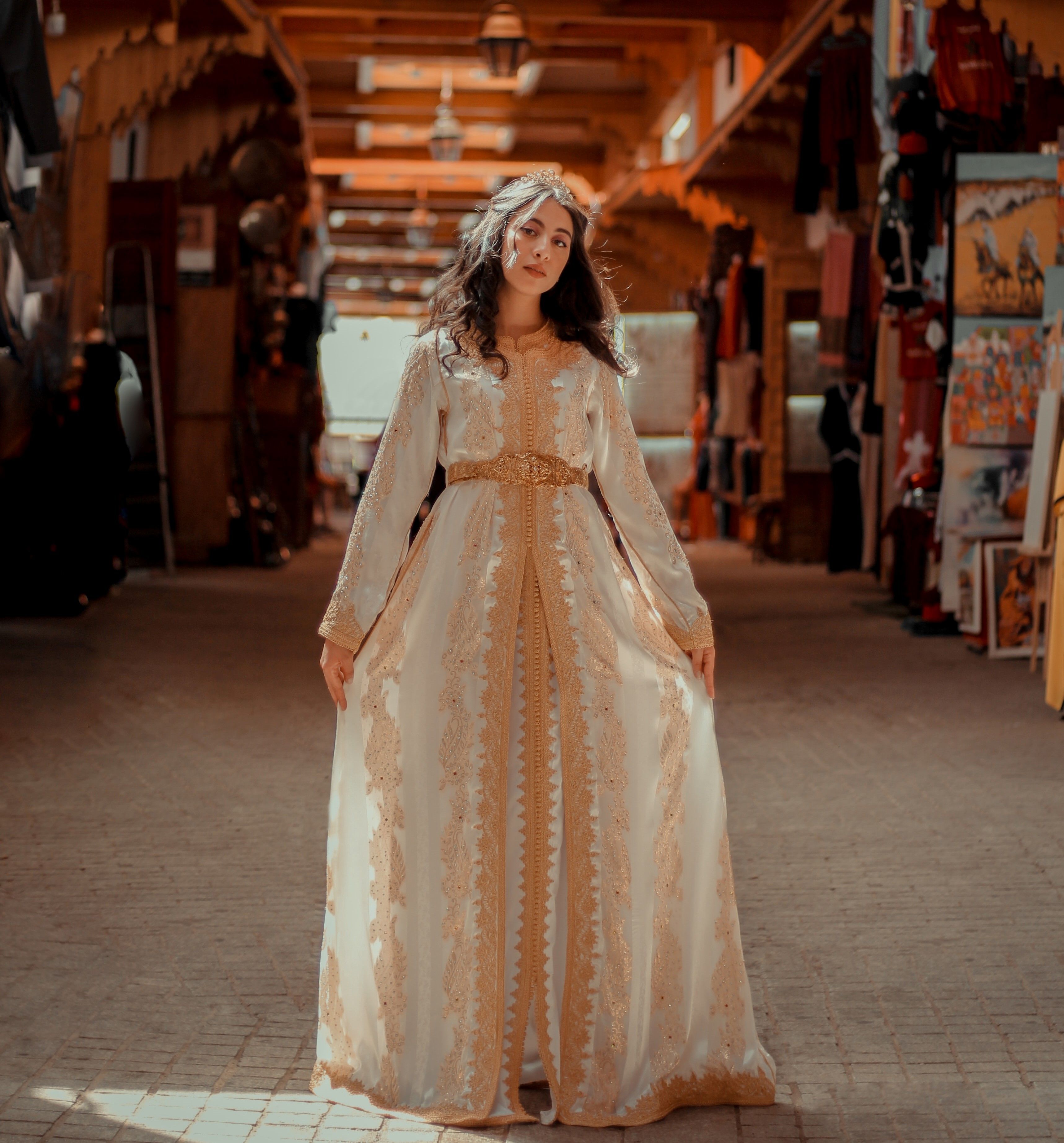 Ketahui 5 tips dalam memilih kaftan, mulai dari warna, bahan sampai motif untuk tampil cantik saat lebaran.