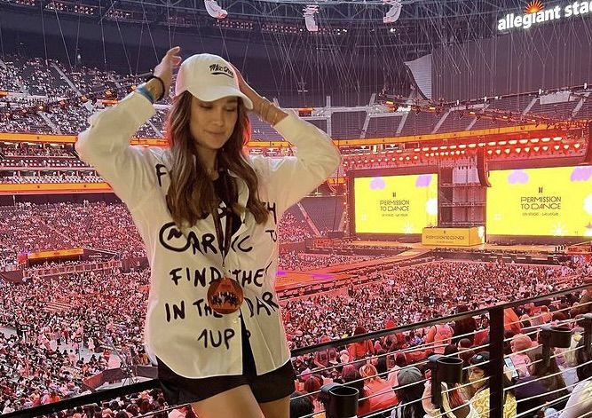 Luna Maya kedapatan nonton konser BTS di Las Vegas. Selain ia, inilah deretan artis Indonesia yang pernah nonton langsung konser BTS!