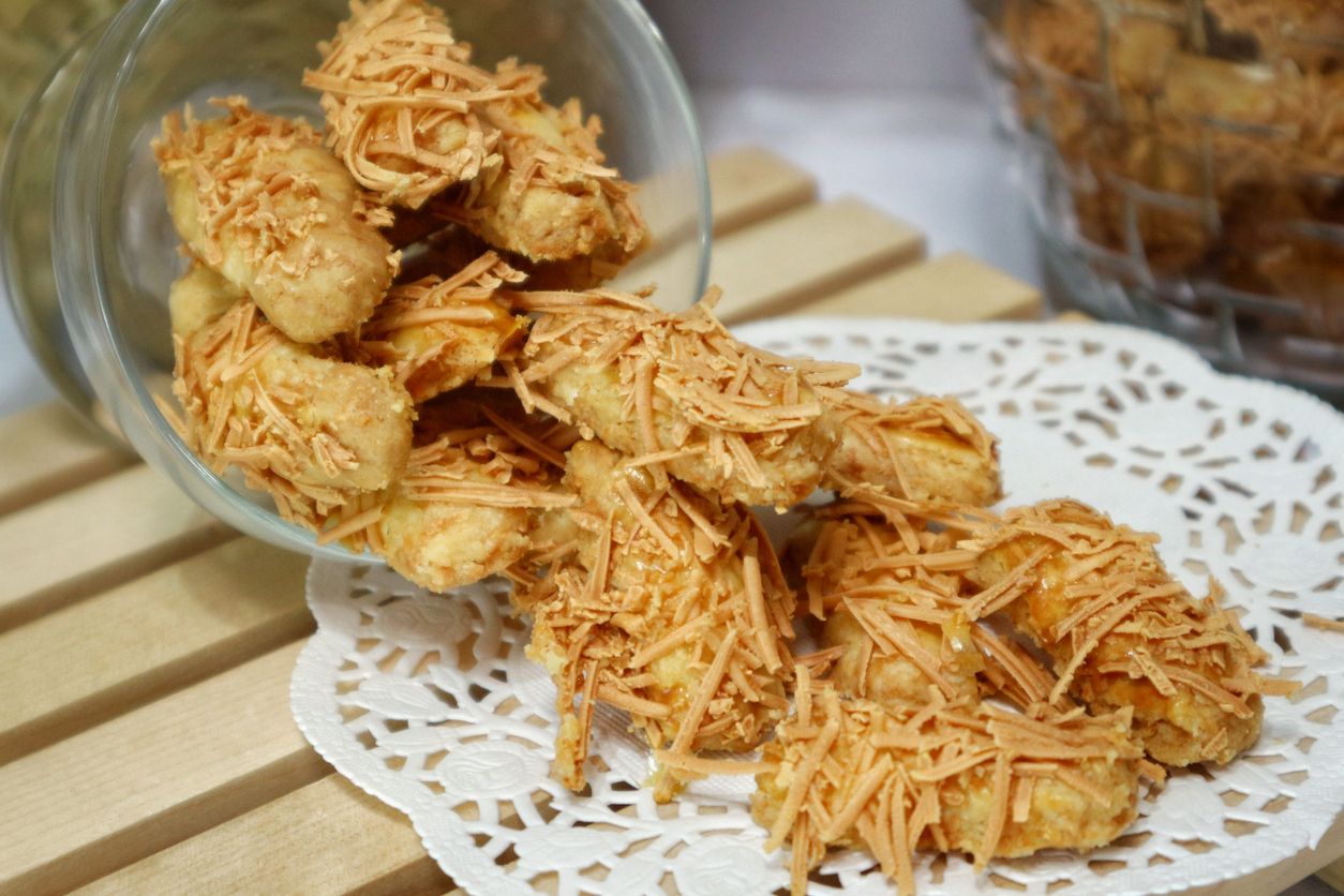Tak perlu mahal-mahal beli keju edam, simak trik memasak cepat kastengel hanya dengan keju cheddar. 
