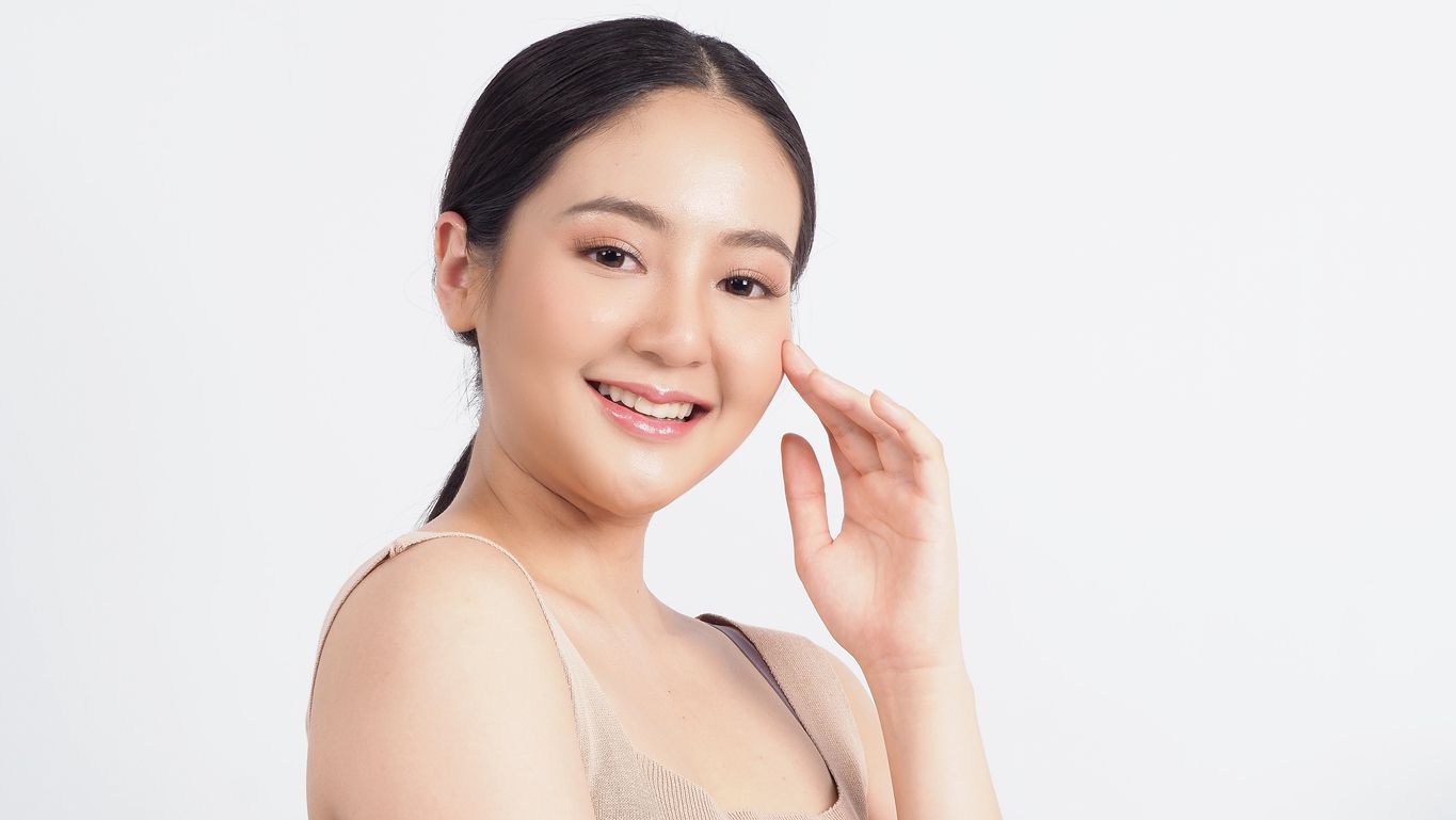 Memiliki kulit awet muda dan segar saat menjalani ibadah tentu menjadi idaman para perempuan. Yuk, intip skincare viral di TikTok ini.