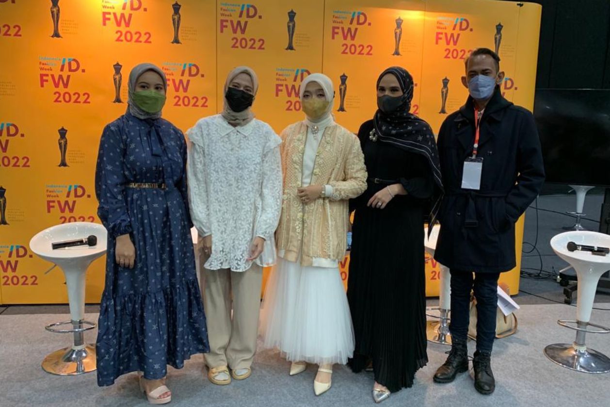 Wardah kembali menunjukkan eksistensinya di Indonesia Fashion Week 2022, dengan berkolaborasi bersama empat desainer lokal. Yuk, simak hasilnya!