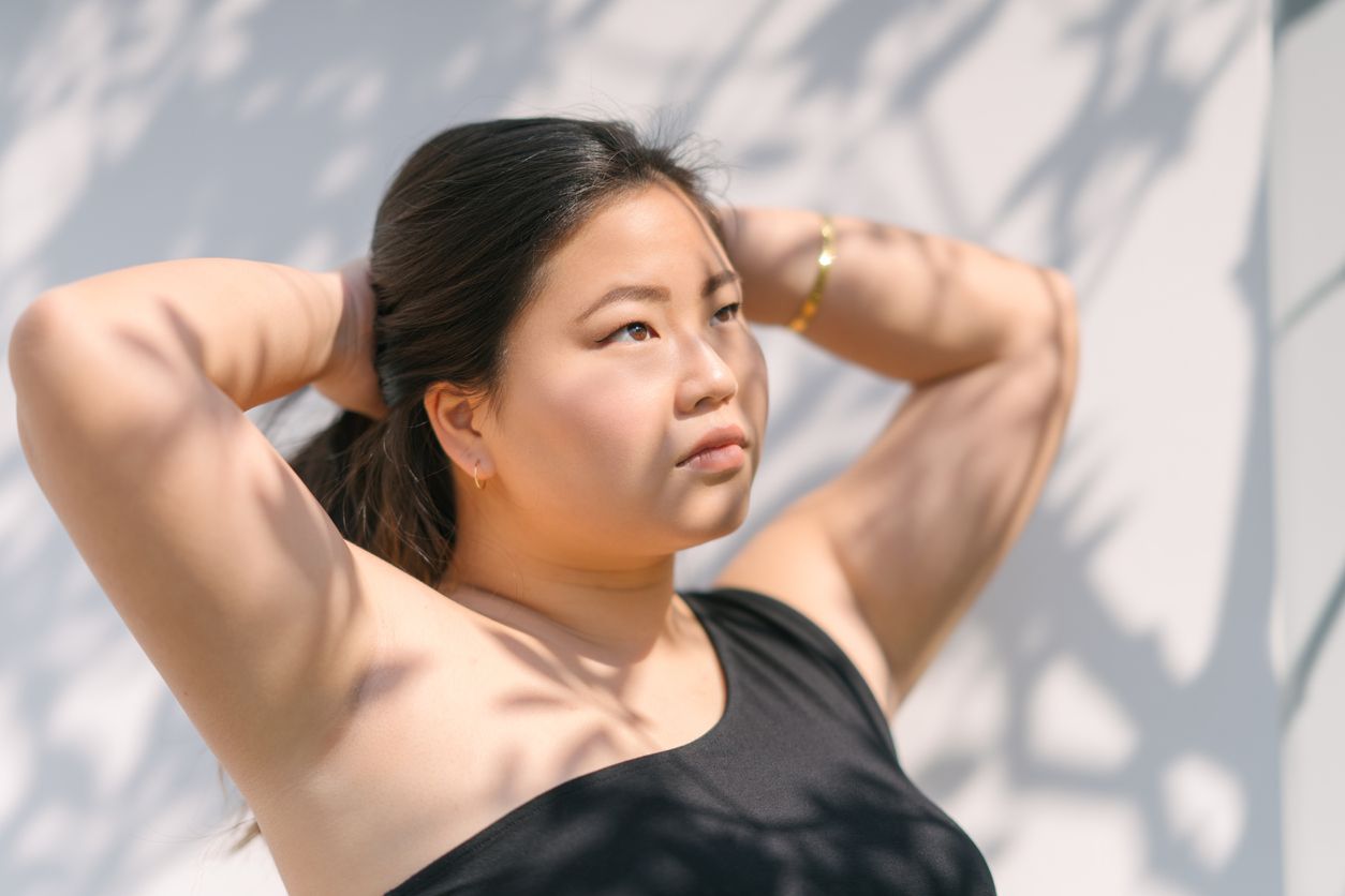 Menerima diri sendiri melalui body positivity memberikan manfaat luar biasa bagi kesehatan mental. Yuk, cari tahu apa saja manfaatnya.