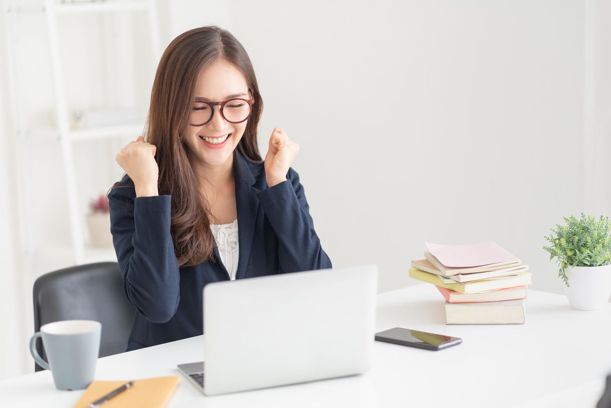 Meski pernah drop out kuliah, kamu tetap bisa meniti karier. Simak tips jadi wanita karier dengan status mahasiswa drop out,