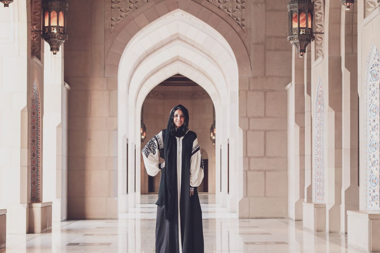 Selain gamis dan kaftan, kamu juga bisa memakai abaya sebagai baju lebaran. Namun hindari kesalahan ini agar tetap terlihat modis.