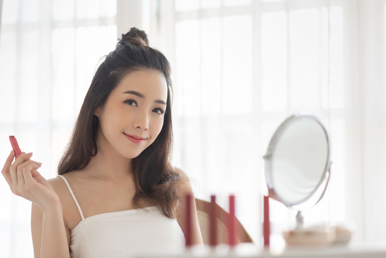 Korean makeup look menjadi tren makeup Lebaran 2022. Untuk mendapatkannya, ini lima makeup esensial yang harus kamu miliki.