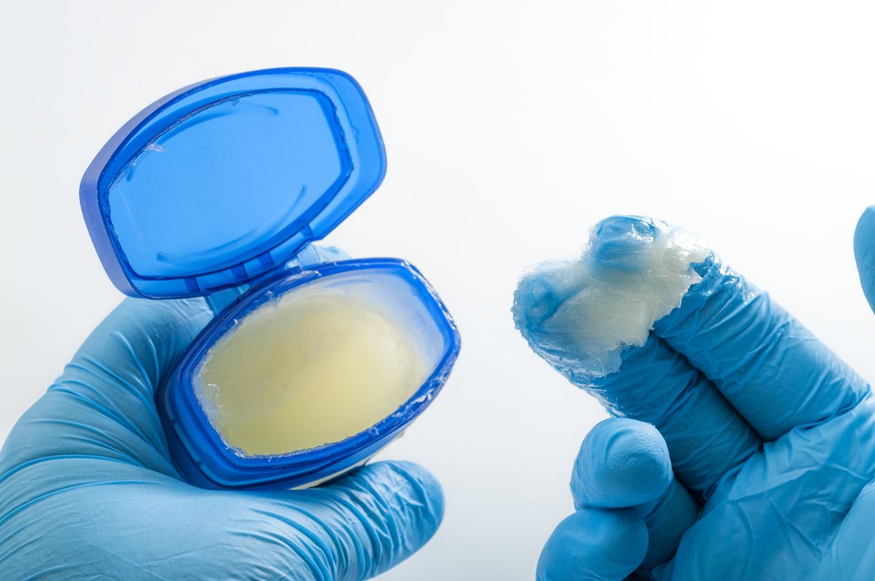 Petroleum jelly tidak hanya bermanfaat untuk melembapkan kulit, ternyata juga memiliki kegunaan di teras dan haman rumah. Yuk, cari tahu!
