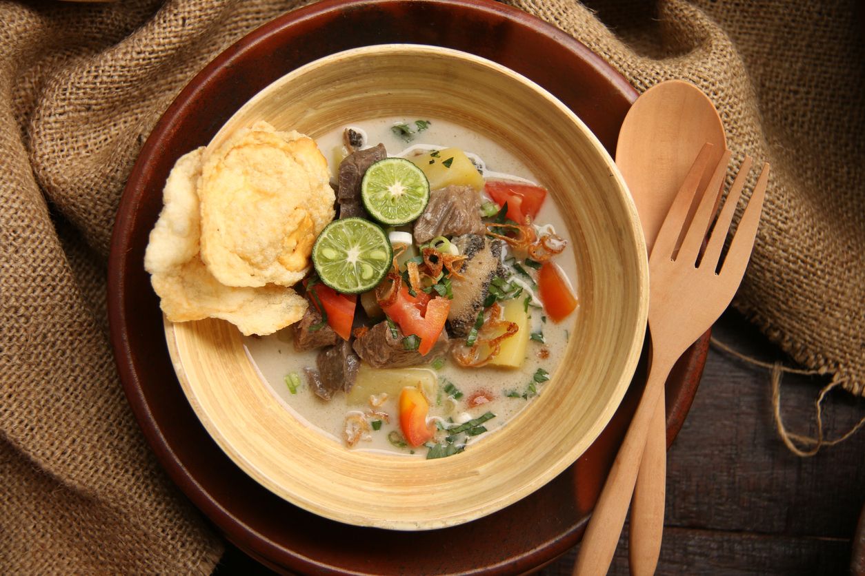 Cocok untuk menu berbuka puasa, simak ulasan tips memasak cepat soto betawi dengan menggunakan susu. 