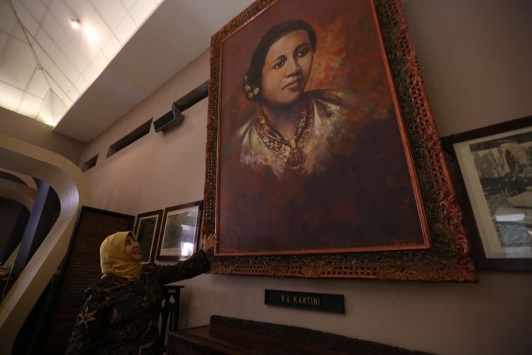 Makna lirik lagu Ibu Kita Kartini yang dinyanyikan setiap Hari Kartini 21 April, menceritakan perjuangan emansipasi perempuan.