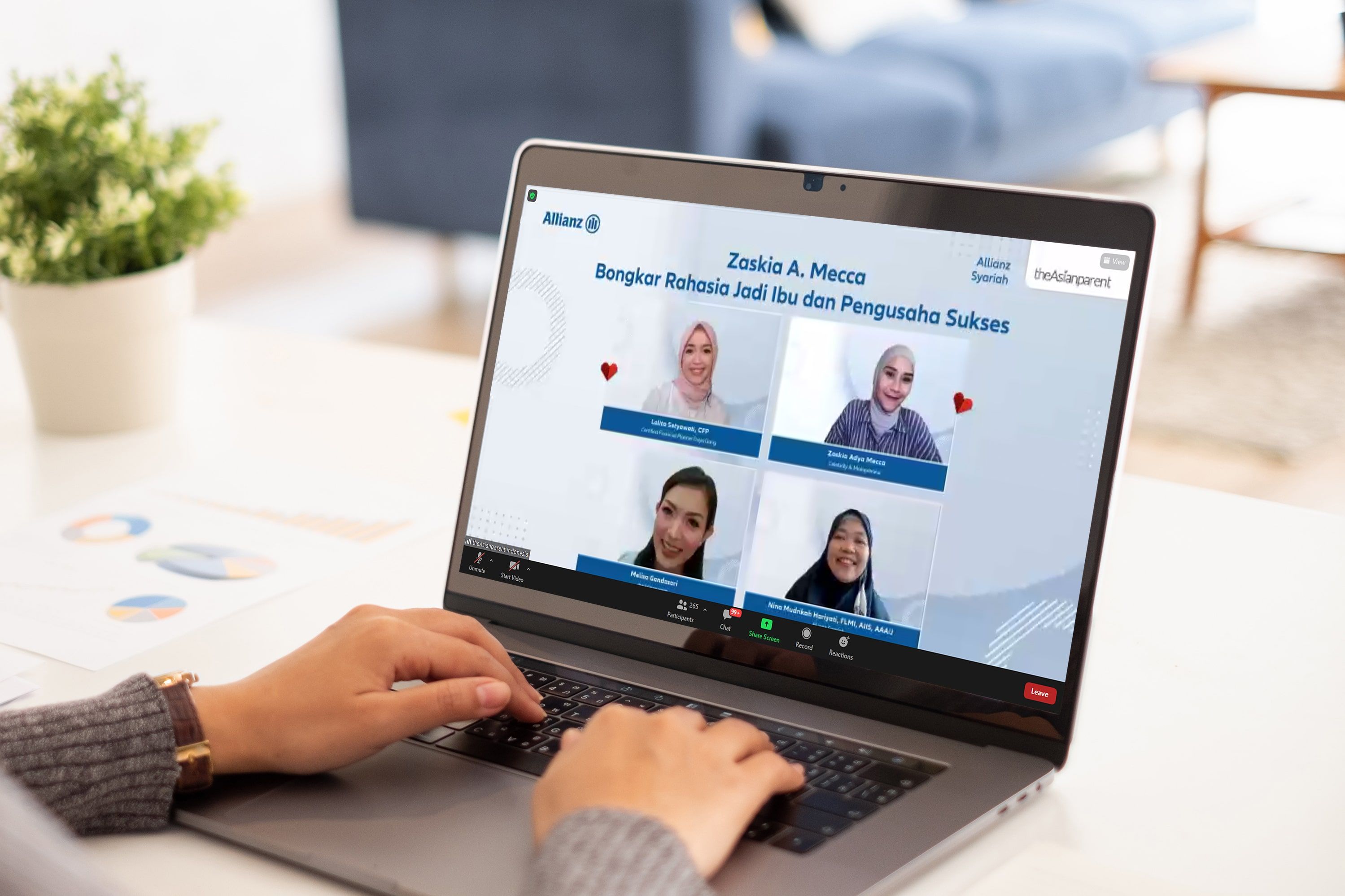 Allianz Syariah gelar webinar untuk membantu mompreneur yang menjalankan UMKM dalam mengembangkan usahanya.