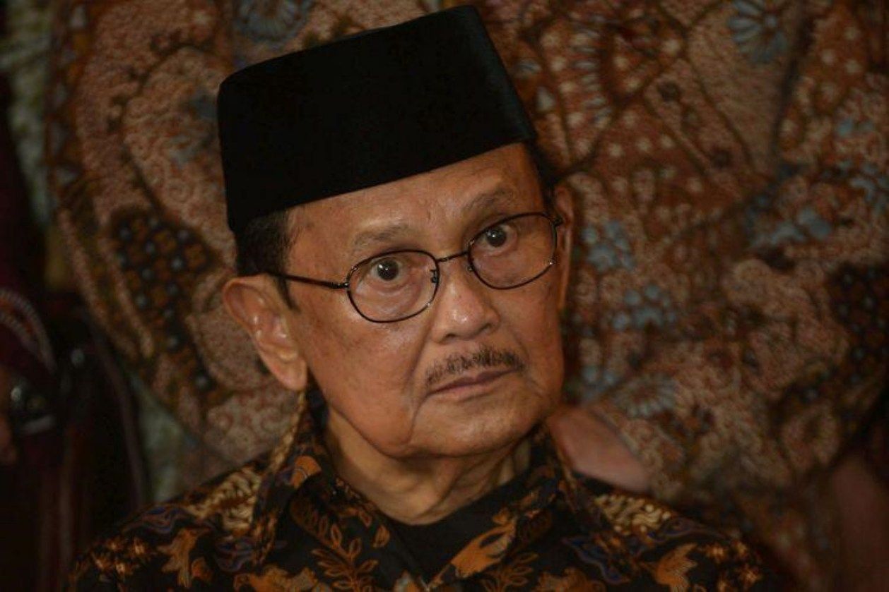 Pola asuh dari sang ayah inilah yang membuat BJ Habibie yang banyak bertanya saat kecil tumbuh menjadi sosok jenius.