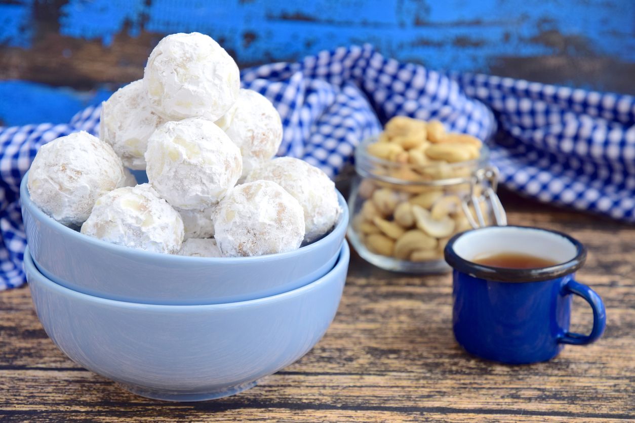 Selain menggunakan oven, kamu juga bisa memanggang kue putri salju pakai teflon. Yuk, simak tips memasak mudah kue putri salju pakai teflon ini!