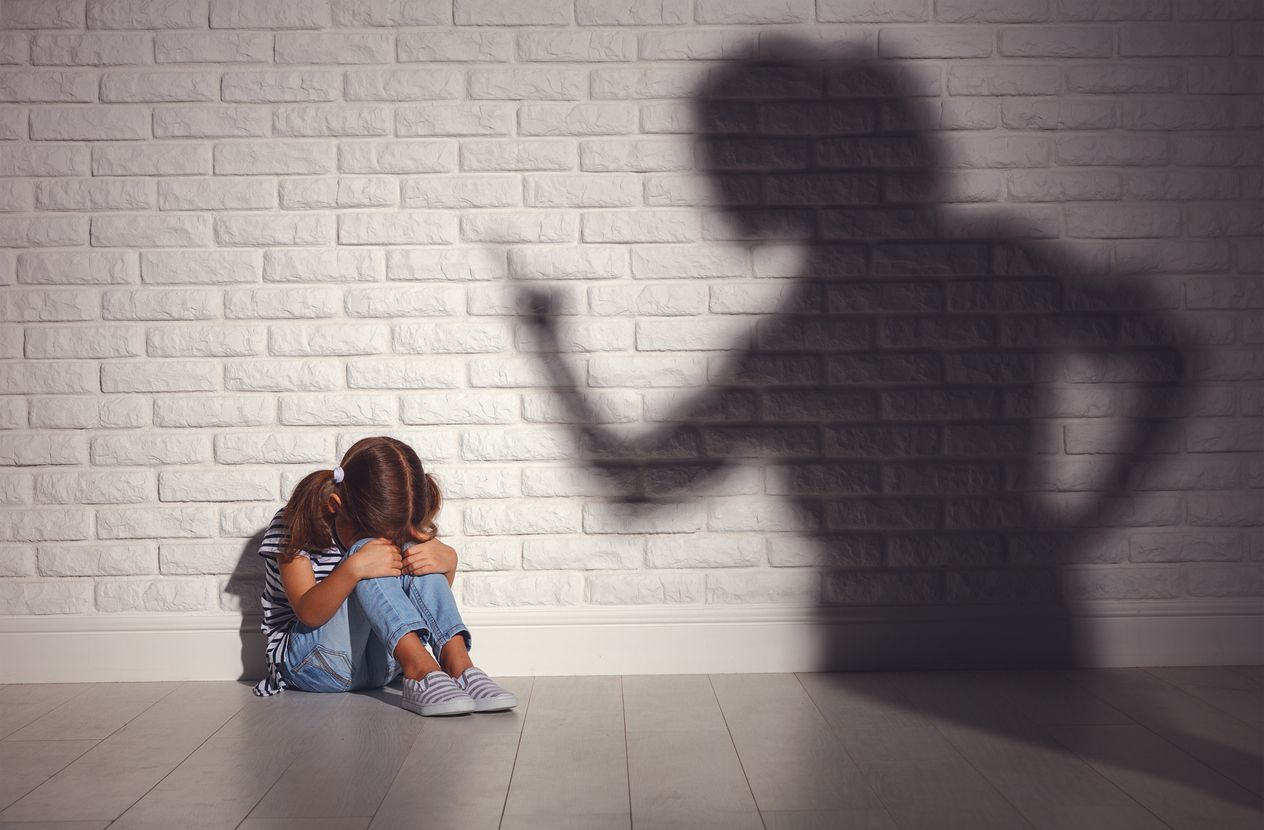 Orang tua yang merasa paling benar hingga merugikan anak sebenarnya merupakan jebakan toxic parenting. Apa itu? Berikut penjelasannya.