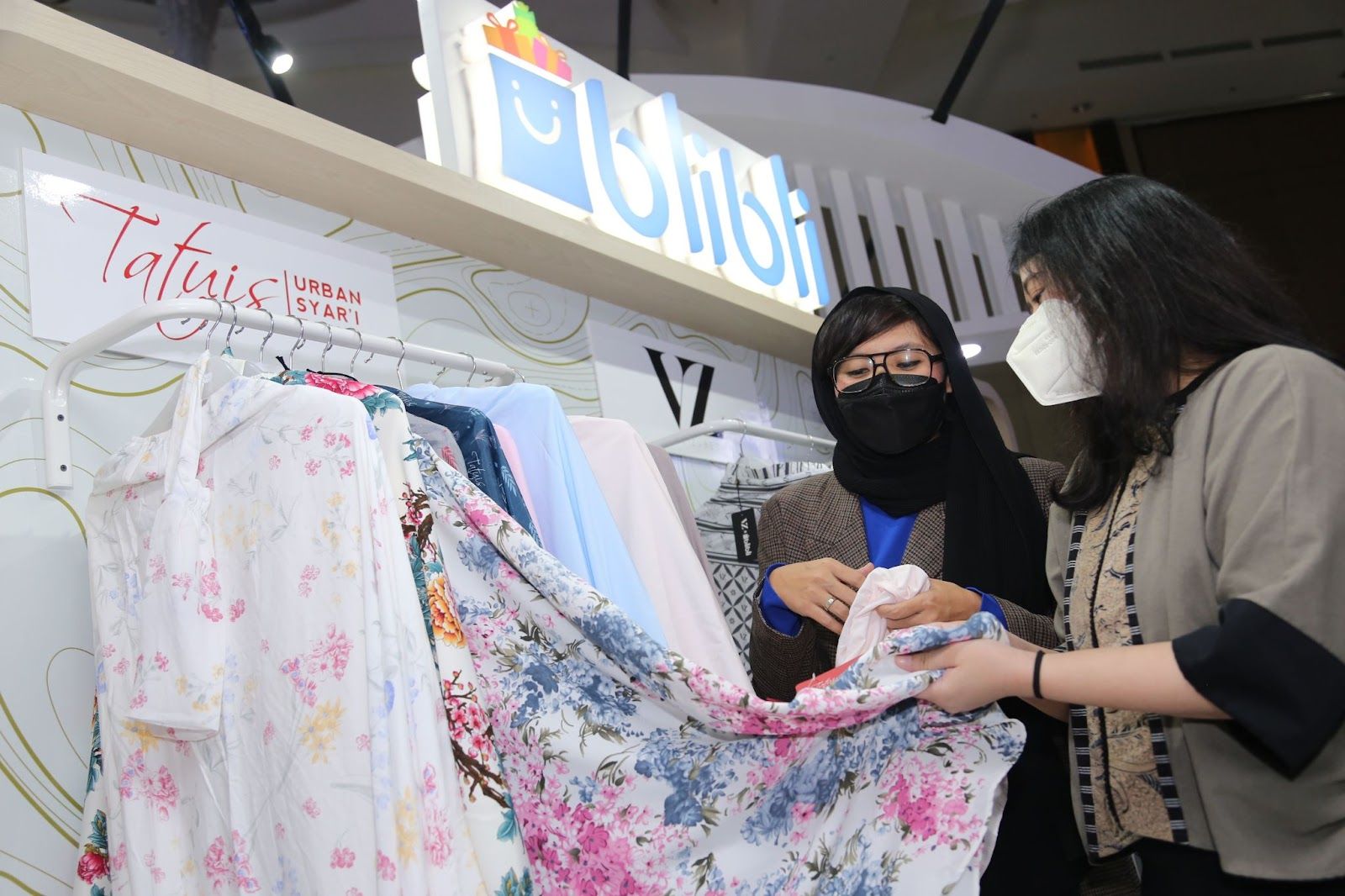 Menurut Mira Gartina Sumawijaya, Co-founder Tatuis, tren mukena diwarnai dengan aneka warna dan motif yang beragam.